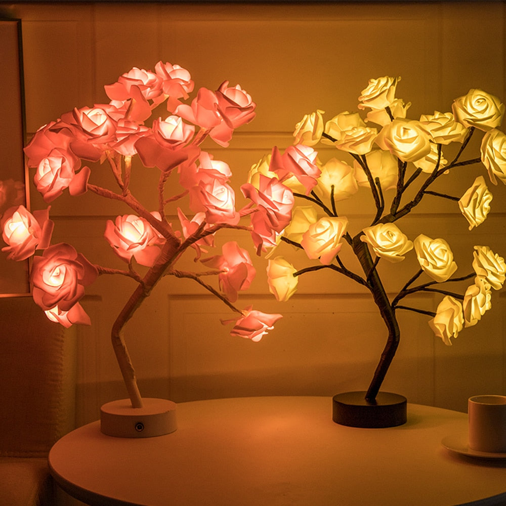 Zwei LED-Rosenlampen, rosa und gelb, auf Tisch, dekorative Beleuchtung, romantisches Ambiente.