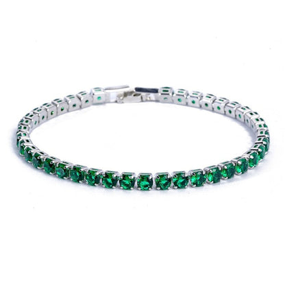 Smaragdgrünes Tennisarmband, Silber, funkelnde Edelsteine, eleganter Schmuck für Damen.