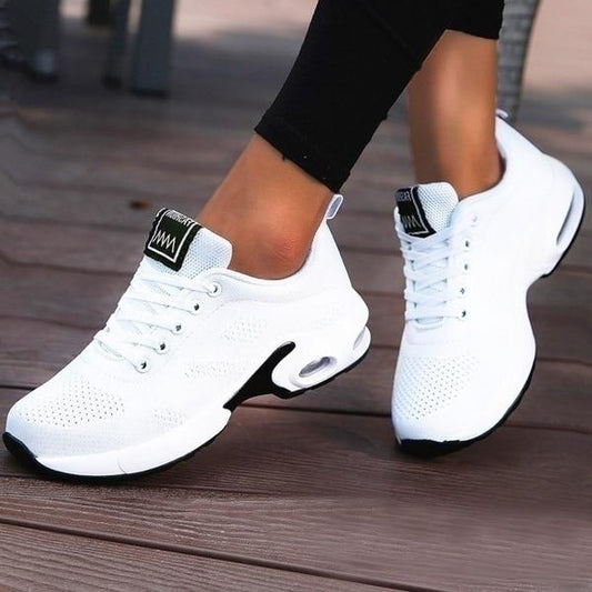 Weiße Damen-Sneaker, atmungsaktiv, mit Luftpolstersohle, ideal für Sport und Freizeit.