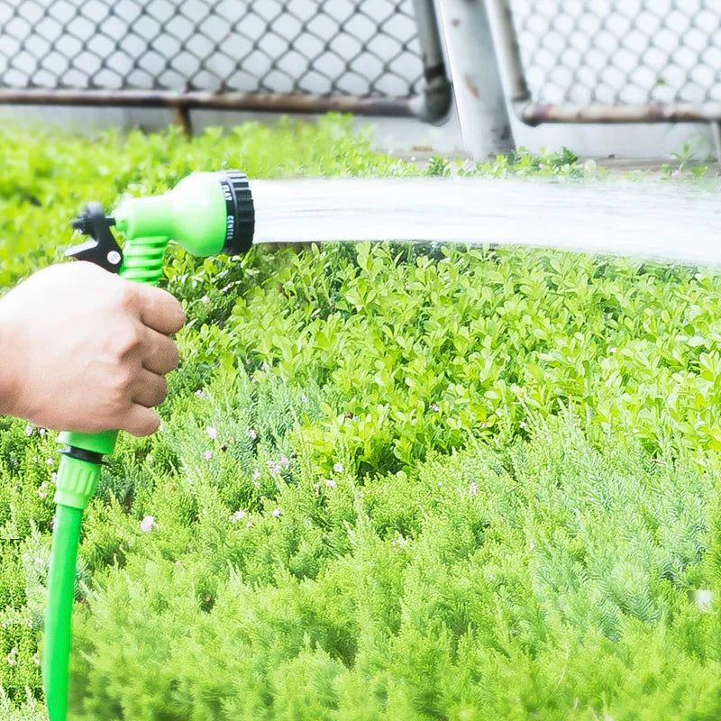 Abziehbarer Gartenschlauch mit Spritzdüse – FlexaFlow