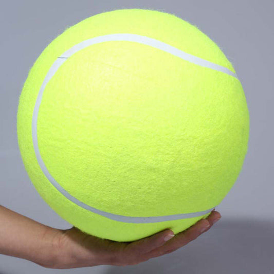 Großer gelber Tennisball, Hand hält, Sportzubehör, Filzmaterial, leuchtend, rund.