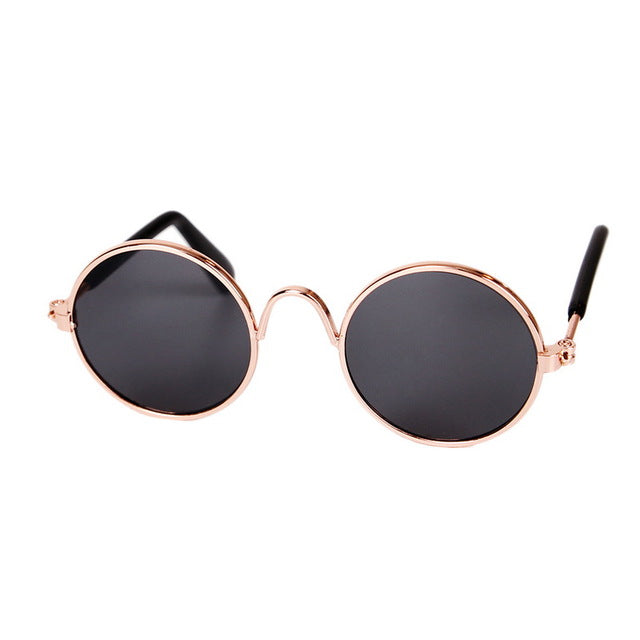 Runde Sonnenbrille mit roségoldenem Rahmen und schwarzen Gläsern, modisch, UV-Schutz.