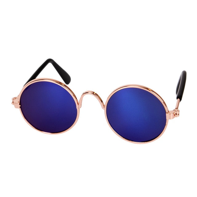 Runde Sonnenbrille mit blauen Gläsern und roségoldenem Rahmen, modisch, UV-Schutz.