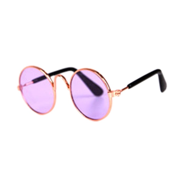 Runde Sonnenbrille, roségoldenes Gestell, lila Gläser, modisches Accessoire.