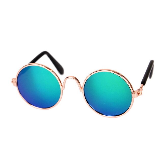 Runde Sonnenbrille mit blau-grünen Gläsern und roségoldenem Rahmen, modisch, UV-Schutz.