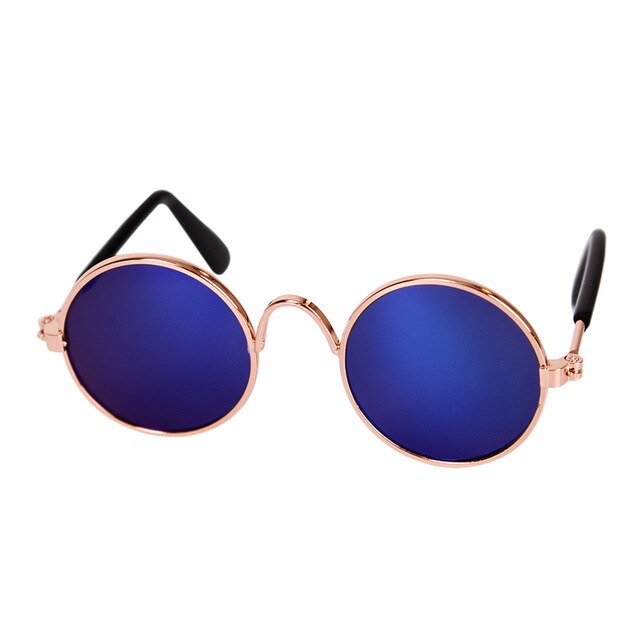 Runde Sonnenbrille mit blauen Gläsern und goldfarbenem Rahmen, modisches Accessoire.