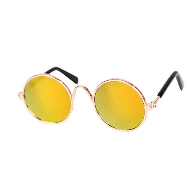 Runde Sonnenbrille mit gelben Gläsern, goldfarbenem Rahmen, modisch, UV-Schutz.