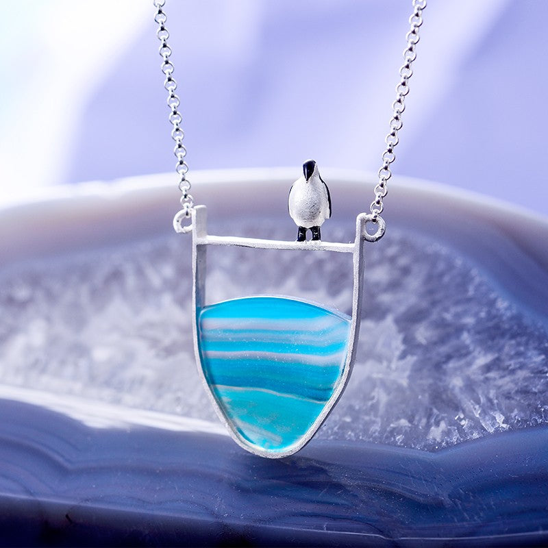 Silberkette mit blauem Achat-Anhänger, elegantes Schmuckdesign, Damenaccessoire.