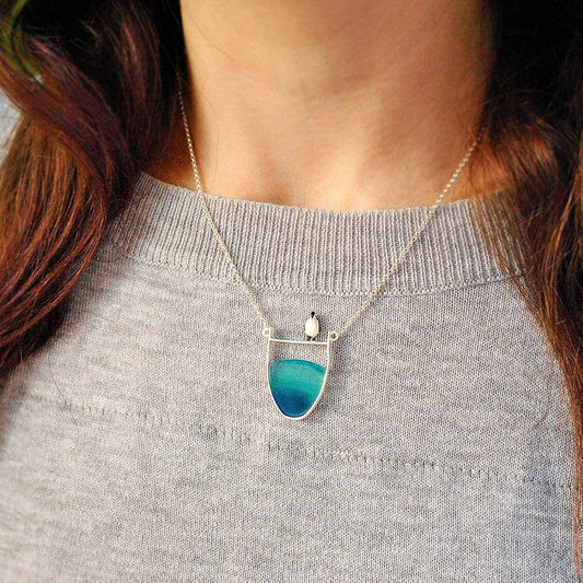 Silberkette mit blauem Anhänger, Damenmode, eleganter Schmuck, modernes Design
