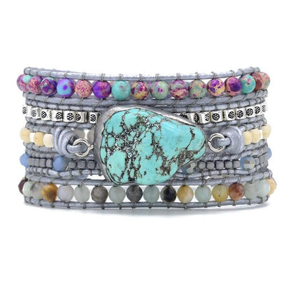 Mehrschichtiges Armband mit türkisfarbenem Stein und bunten Perlen, handgefertigt, Boho-Stil.