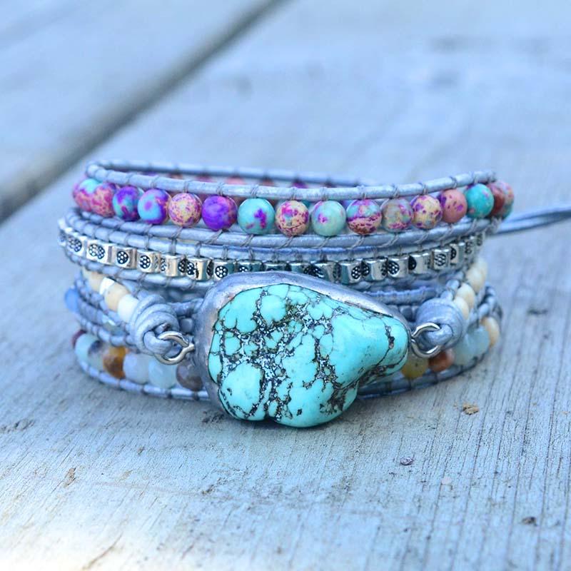 Mehrlagiges Armband mit türkisfarbenem Stein, bunten Perlen, handgefertigt, Boho-Stil.