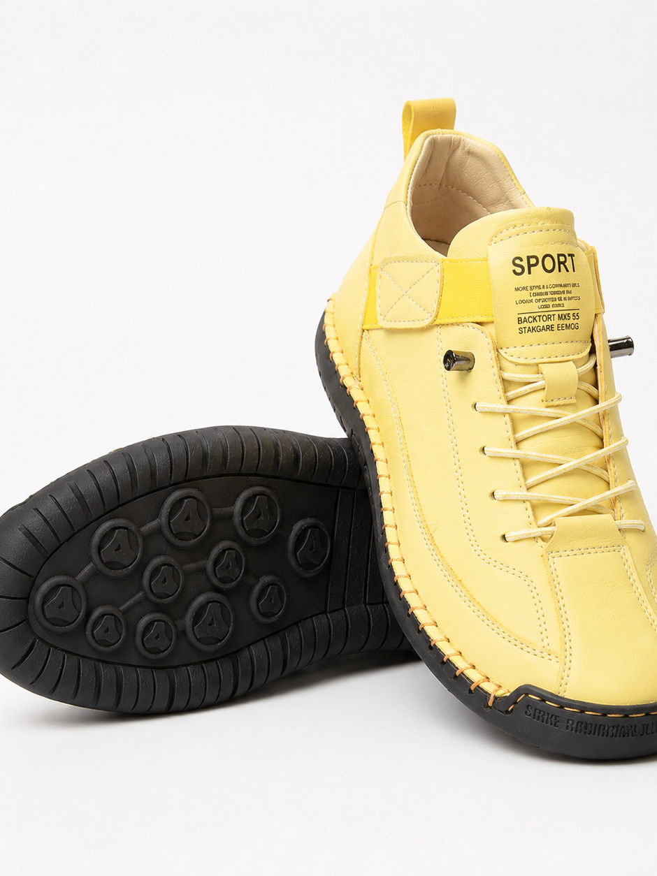 Gelbe Sneaker mit schwarzer Sohle, ein Schuh aufgestellt, der andere zeigt die schwarzen Noppen 18