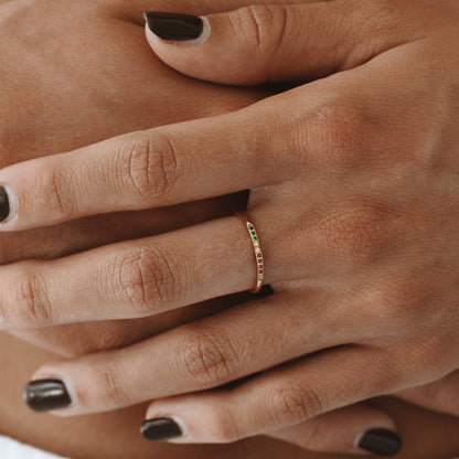 Goldring mit Regenbogen-Edelsteinen, Damenmode, eleganter Schmuck, stilvolles Accessoire