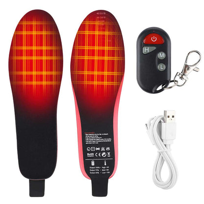 Zwei Einlegesohlen mit glühendem Heizmuster, daneben Fernbedienung mit Schlüsselanhänger und weißes USB-Ladekabel 1