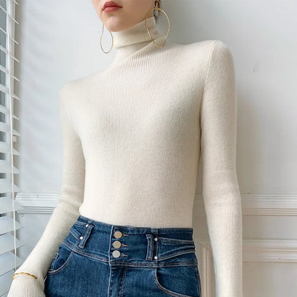 Cremeweißer Rollkragenpullover am Model, kombiniert mit Jeansrock und großen goldenen Creolen 4