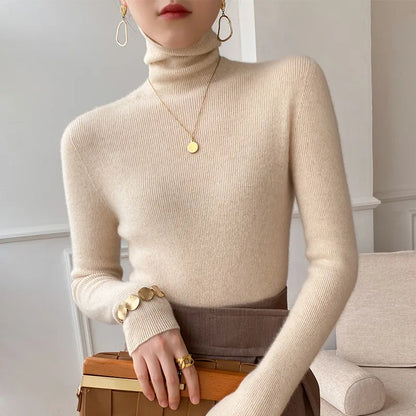 Fein gerippter Rollkragenpullover in Beige, getragen mit braunem Rock, Goldschmuck und Handtasche 1