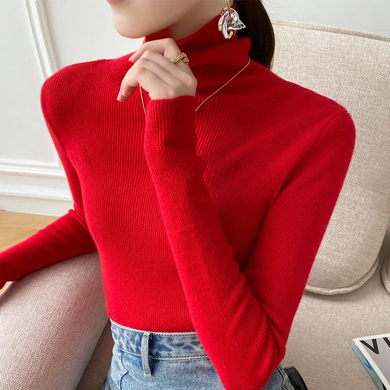 Roter Rollkragenpullover am Model, eng anliegend, mit Jeans, Halskette und Hand am Kragen 5