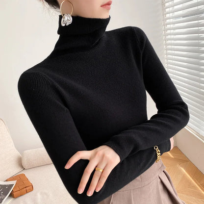 Schwarzer Rollkragenpullover am Model, kombiniert mit Faltenrock, Creolen und goldenem Ring 8
