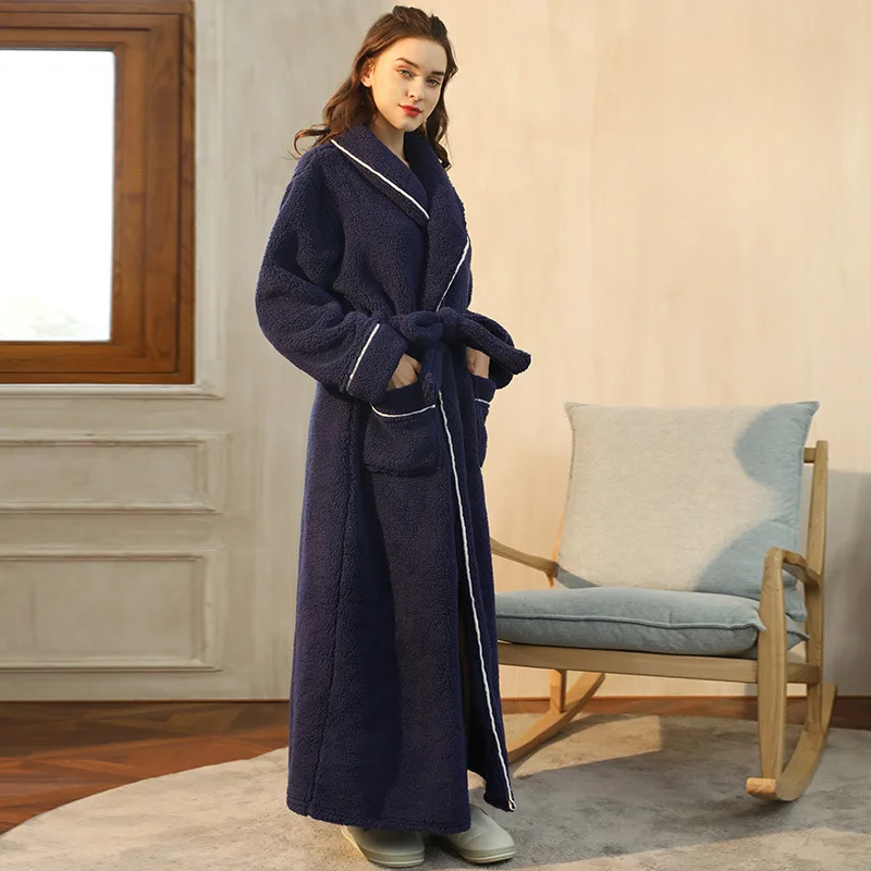 Seitenansicht in Marineblau mit weißer Paspel, Hände in den Taschen, neben einem Schaukelstuhl 10
