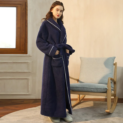 Seitenansicht in Marineblau mit weißer Paspel, Hände in den Taschen, neben einem Schaukelstuhl 10