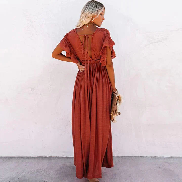 Frau in rotem, langem, schickem Kleid aus Leinen, Rückansicht, Sommermode, elegantes Design.