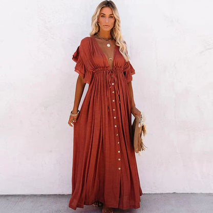 Frau in rotem, langem, eleganten Kleid mit Knopfleiste, Sommermode, Boho-Stil.