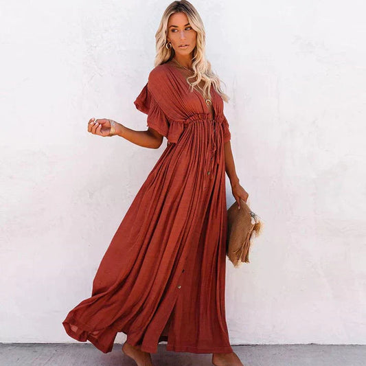 Frau in langer roter Chiffonkleid, elegant, Sommermode, Damenbekleidung, Boho-Stil.