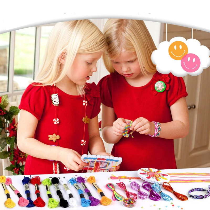 Zwei Mädchen in roten Kleidern basteln mit buntem DIY-Flechtset für Kinder.