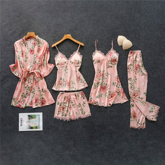 Rosa Pyjama-Set aus Satin mit Blumenmuster, bestehend aus Top, Shorts, Hose und Morgenmantel.