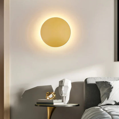 Goldene Wandleuchte über einem Nachttisch im Schlafzimmer, die den Raum warm ausleuchtet 6