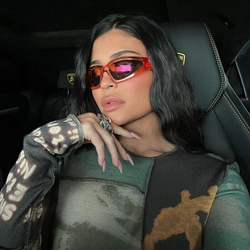 Designer-Sonnenbrille im Punk-Stil für Sommer 2025