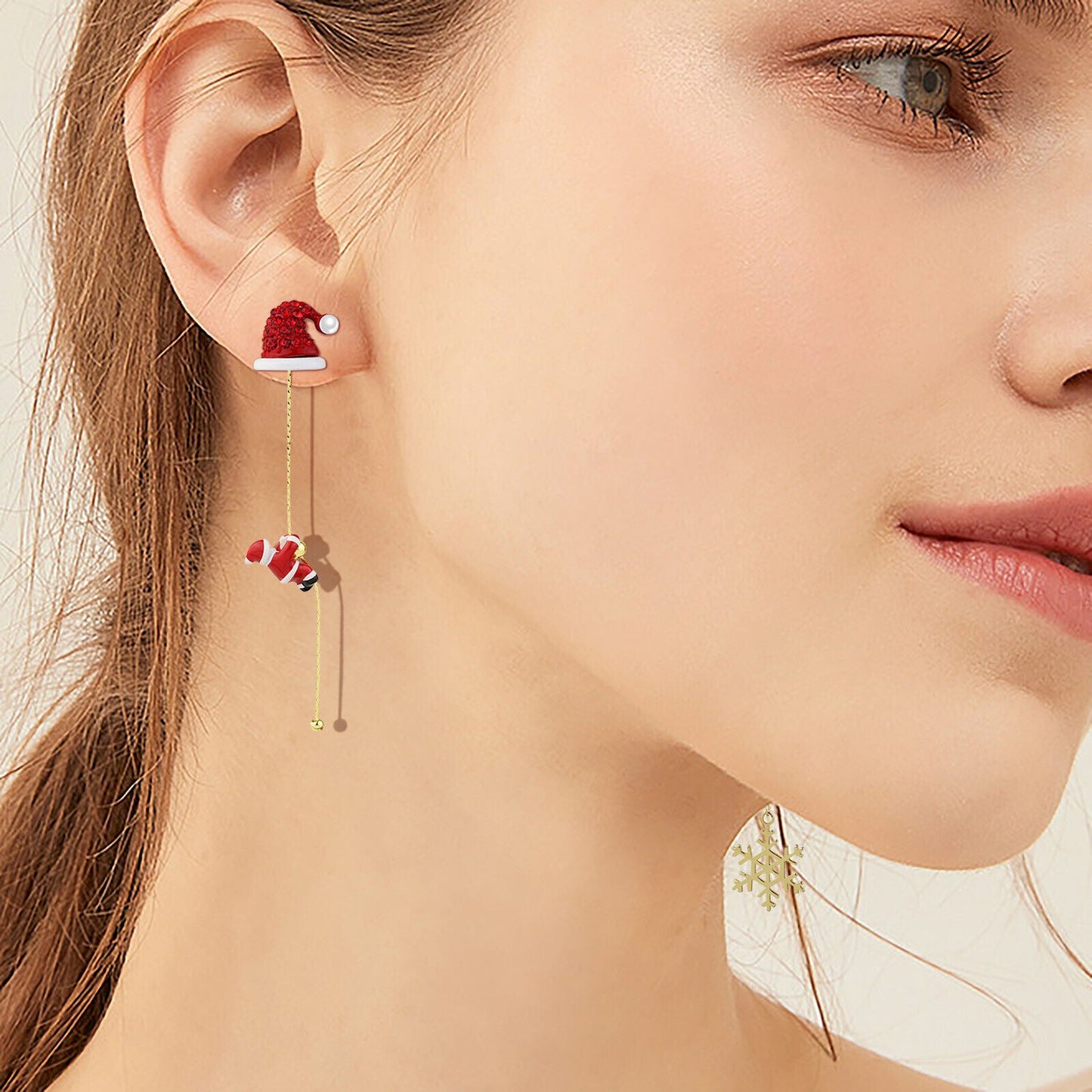 Frau mit Weihnachtsmütze-Ohrring, rot-weiß, festlich, modisch, Schmuck, Nahaufnahme.