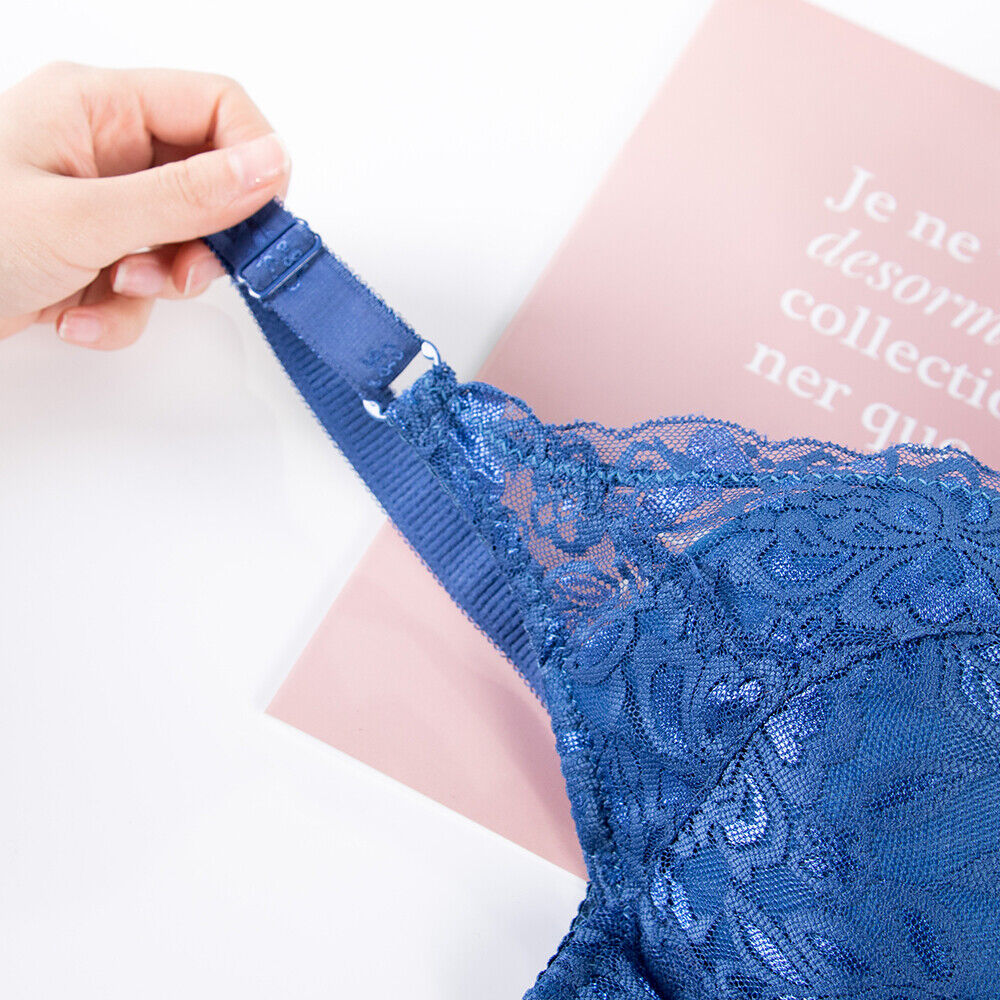 Blaue Spitzen-BH mit verstellbarem Träger, elegante Damenunterwäsche, Nahaufnahme.