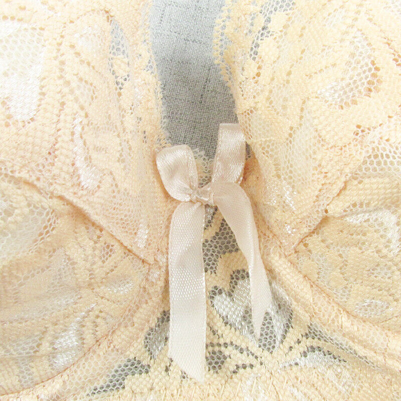 Spitzen-BH in Creme mit Schleife, Damenunterwäsche, elegante Dessous, sinnliche Mode.