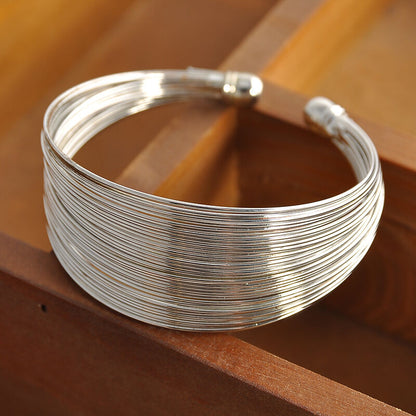 Silberarmreif Damen, mehrlagig, elegant, Schmuck, modisch, Accessoire, Geschenkidee, glänzend.