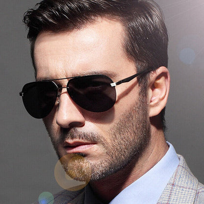 Mann mit Sonnenbrille, schwarzes Glas, silberner Rahmen, eleganter Anzug, modisches Accessoire.