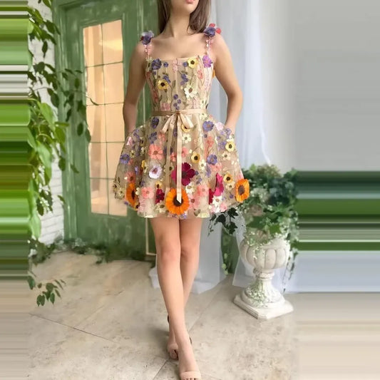 Frau im floralen Sommerkleid, bunte Blumenmuster, ärmellos, knielang, elegantes Design.