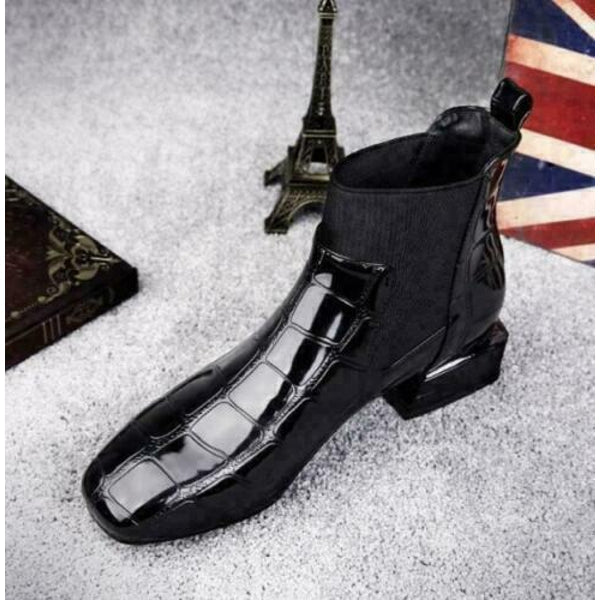 Schwarzer Stiefel mit quadratischer Spitze und geprägtem Krokomuster von schräg vorn, dekoriert mit Eiffelturm-Figur und Union-Jack-Motiv. 7