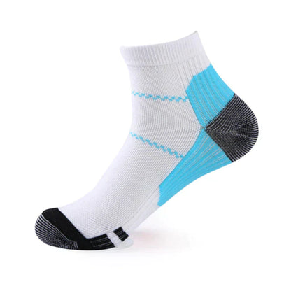 Weiße Sportsocke mit blauen und schwarzen Akzenten, atmungsaktiv, ideal für Laufen und Fitness.