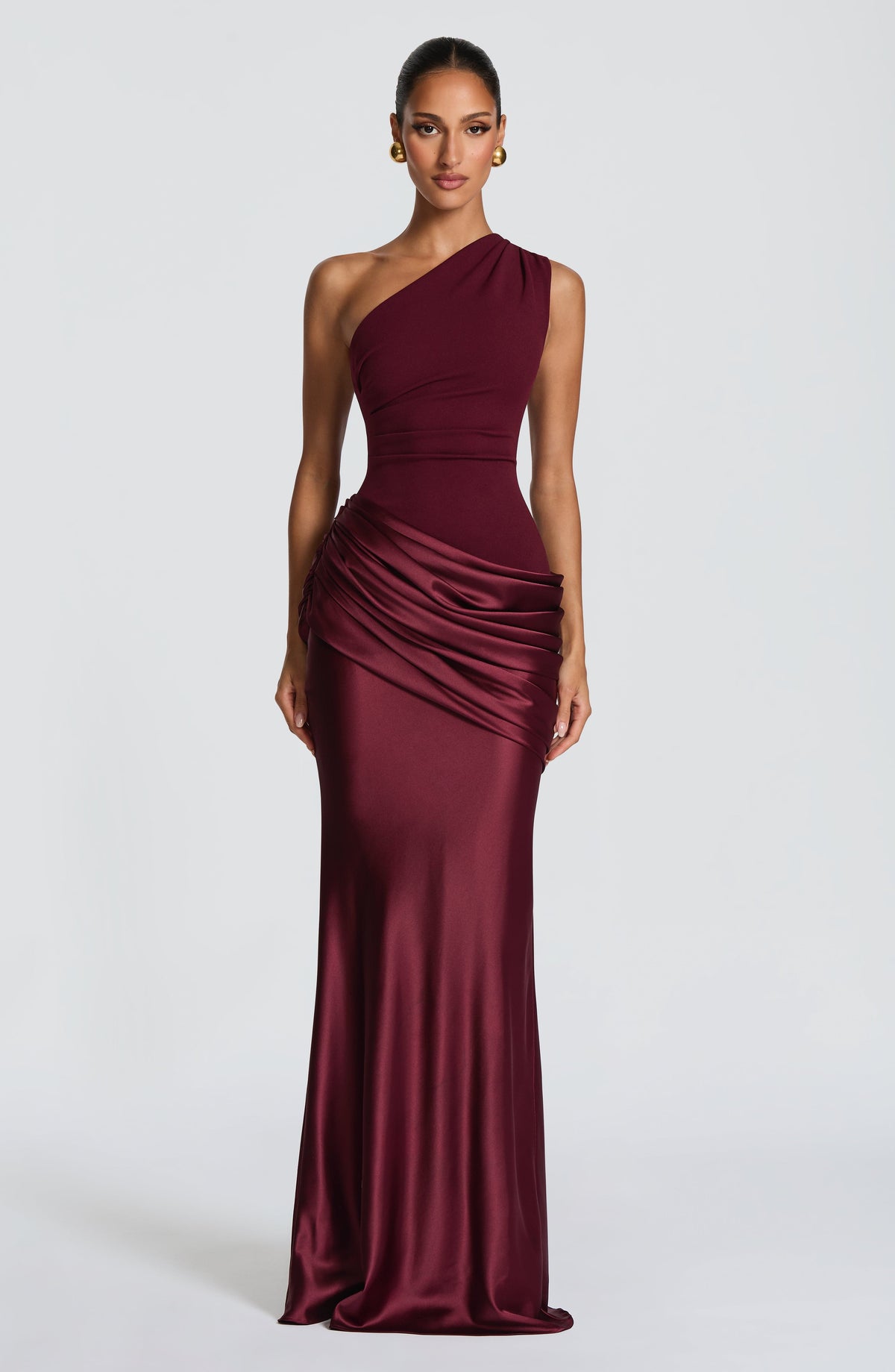 Weinrotes Maxikleid mit einer Schulter und kräftig drapiertem Satinrock, Model mit hochgestecktem Haar und goldenen Ohrringen, frontal. 13