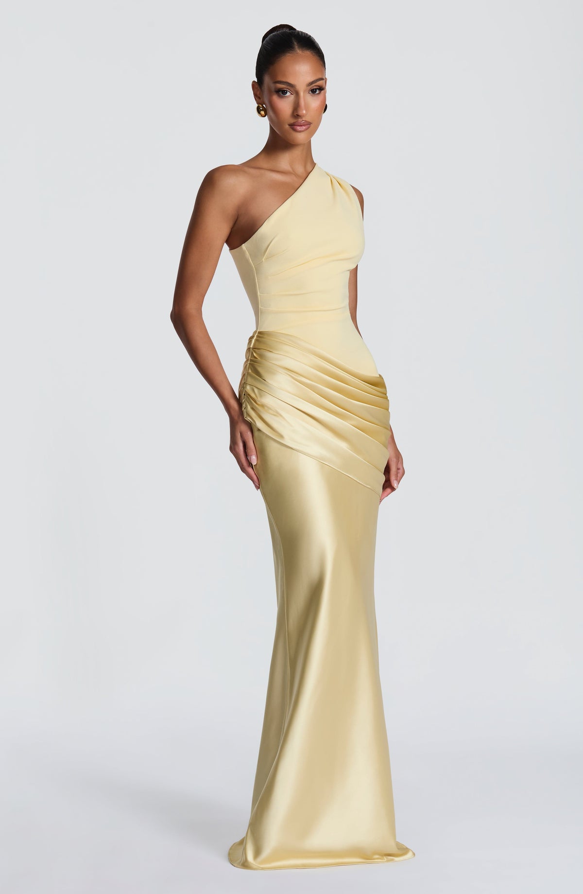 Hellgelbes Maxikleid in Dreiviertelansicht, die gerafften Falten an der Hüfte und der glänzende Satin sind gut zu erkennen. 28