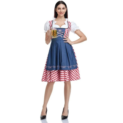 Ganzkörperfoto eines Models mit Bierkrug im Dirndl mit blauer Schürze, rot-weiß kariertem Rock und schwarzen Pumps. 7