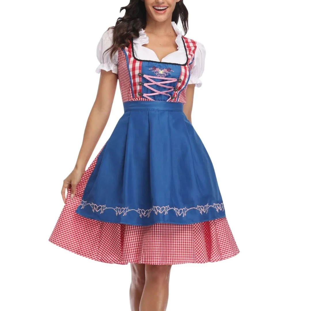 Lächelndes Model im Dirndl mit leuchtend blauer, bestickter Schürze über rot-weiß kariertem Rock und rosa Schnürung. 3