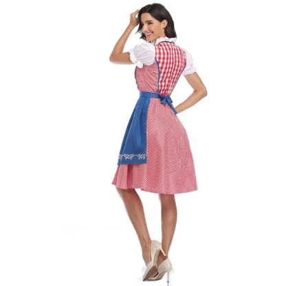 Rückansicht des Dirndls mit rot-weiß kariertem Rücken und hellblauer Schürze mit Schleife, Model blickt lächelnd über die Schulter. 9