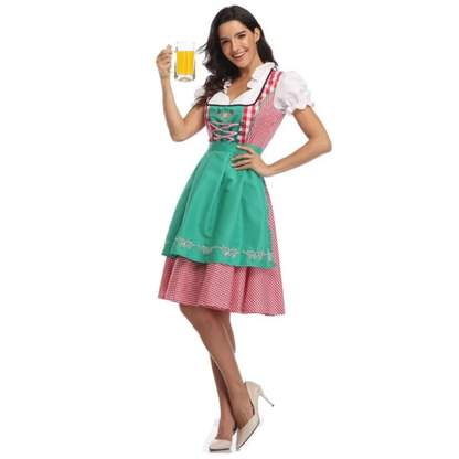 Ganzkörperansicht eines Models mit Bierkrug im Dirndl mit grüner Schürze, rosa-weiß kariertem Rock und hellen Pumps. 4