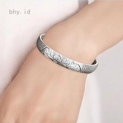 Silberarmband mit Lotusblumen-Design, eleganter Schmuck für Damen, modisches Accessoire.