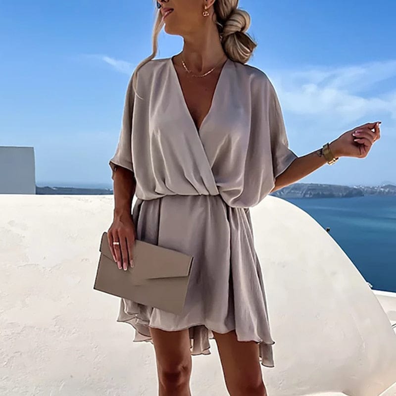 Elegantes Damenkleid, V-Ausschnitt, kurzärmelig, beige, A-Linie, ideal für Strandpartys.