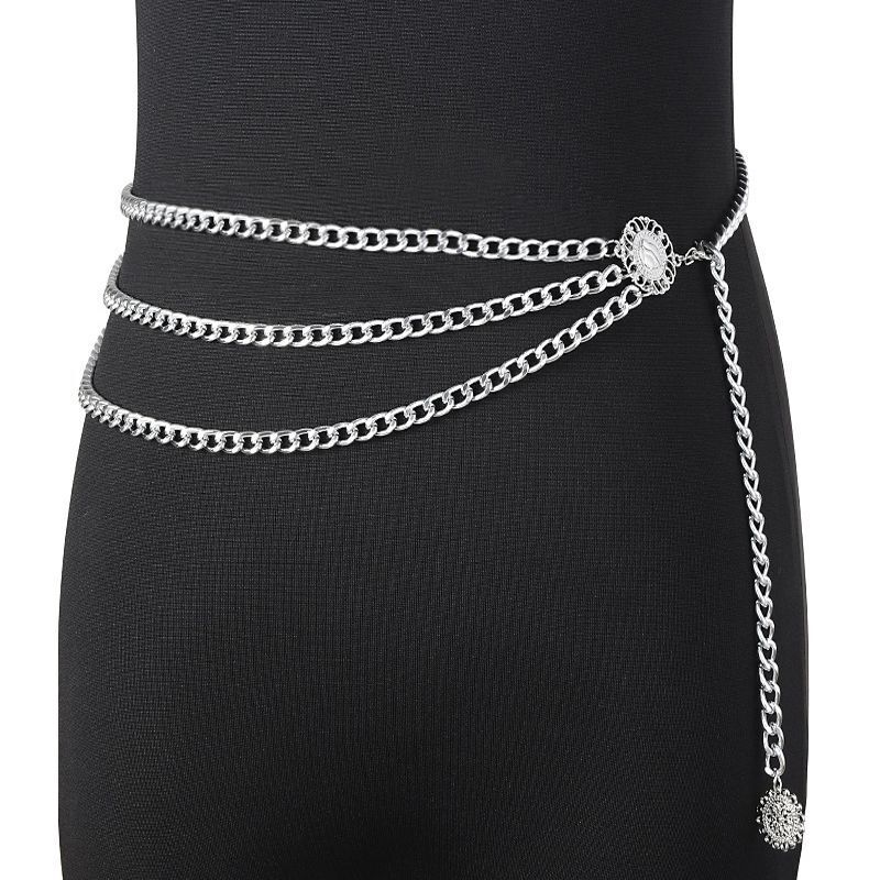 Silberne Kettengürtel, dreifach gewickelt, modisches Accessoire, Damenmode, elegant.