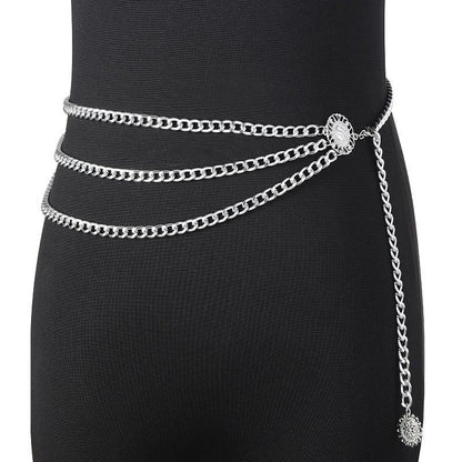 Silberne Kettengürtel, dreifach gewickelt, modisches Accessoire, Damenmode, elegant.
