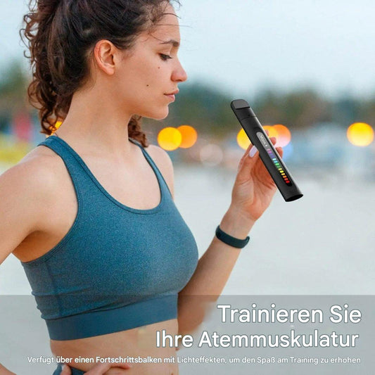 Frau mit Smart Atemtrainer, blaues Sporttop, Atemmuskeltraining, Fitnessgerät für Sportler.